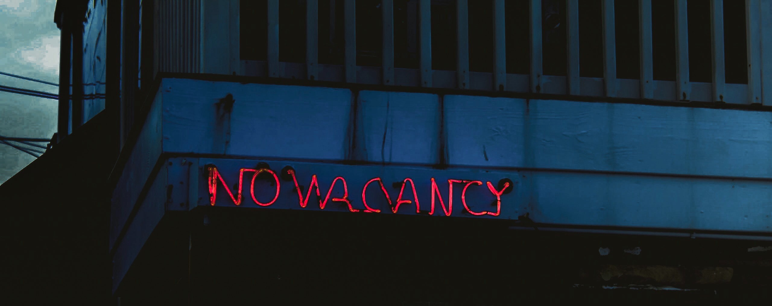 Ein No Vacancy-Schild über einem Hotelgebäude